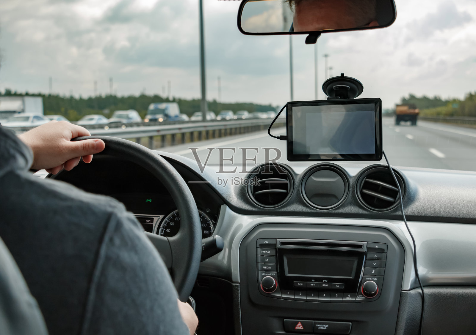 男人开车时双手放在方向盘上，使用GPS导航照片摄影图片
