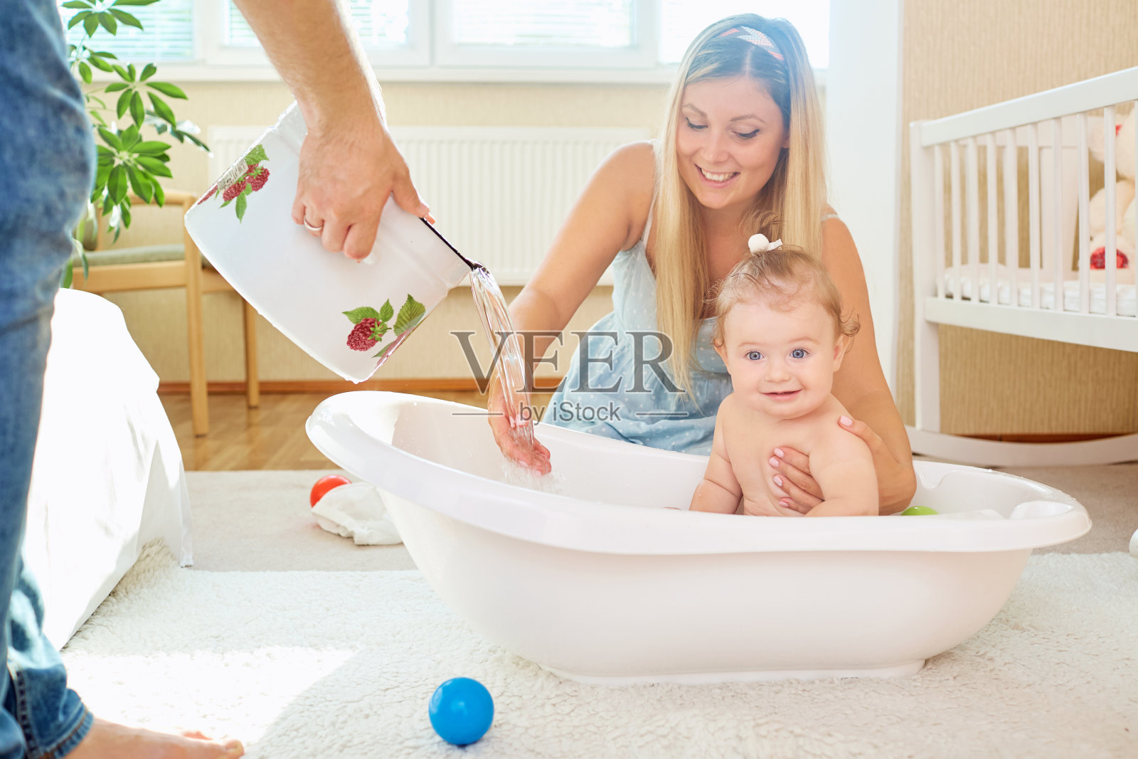 宝宝笑得开心，在浴缸里洗澡照片摄影图片_ID:163624792-Veer图库