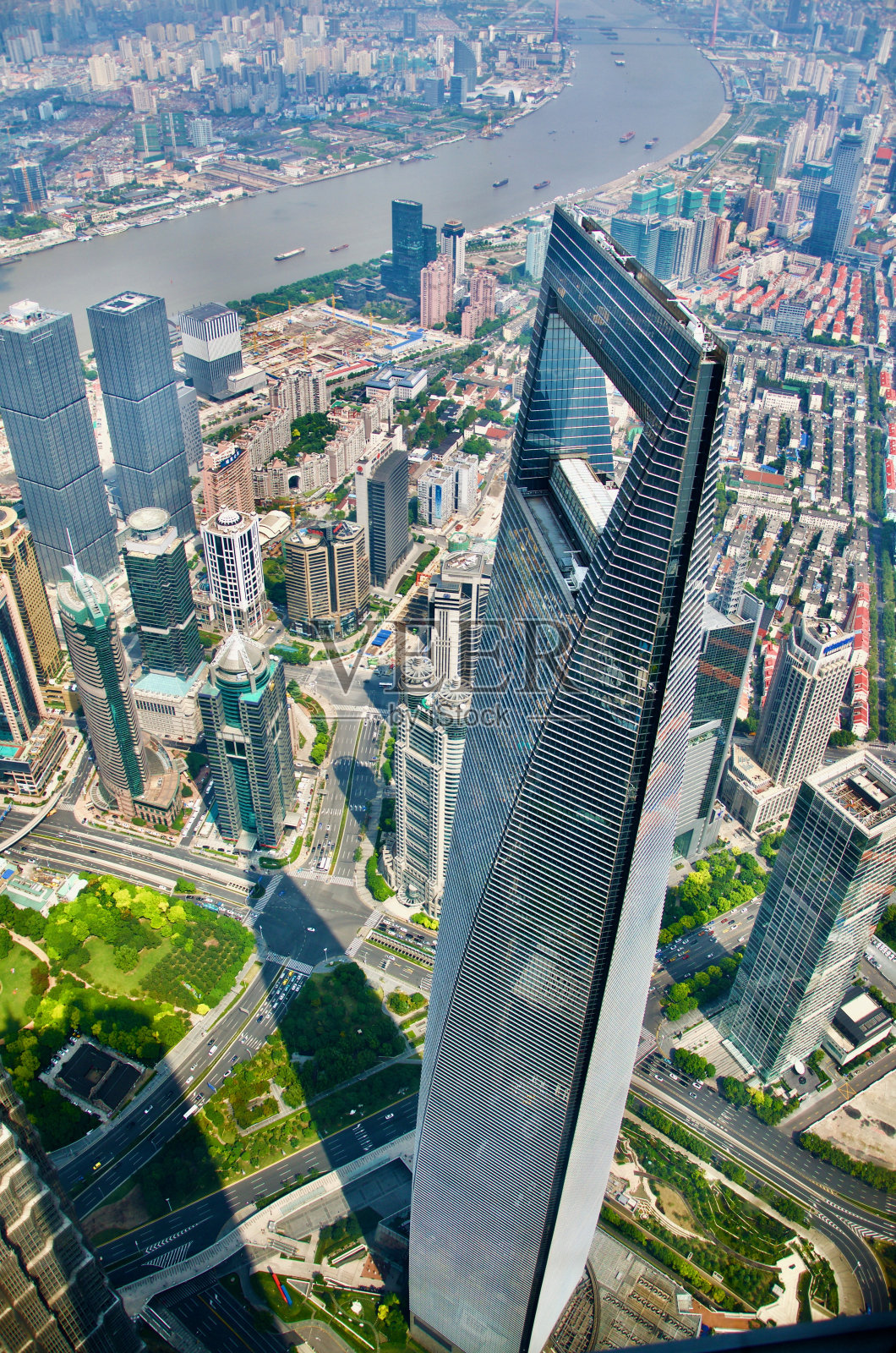 从上海中心大厦的顶端俯瞰上海环球金融中心照片摄影图片