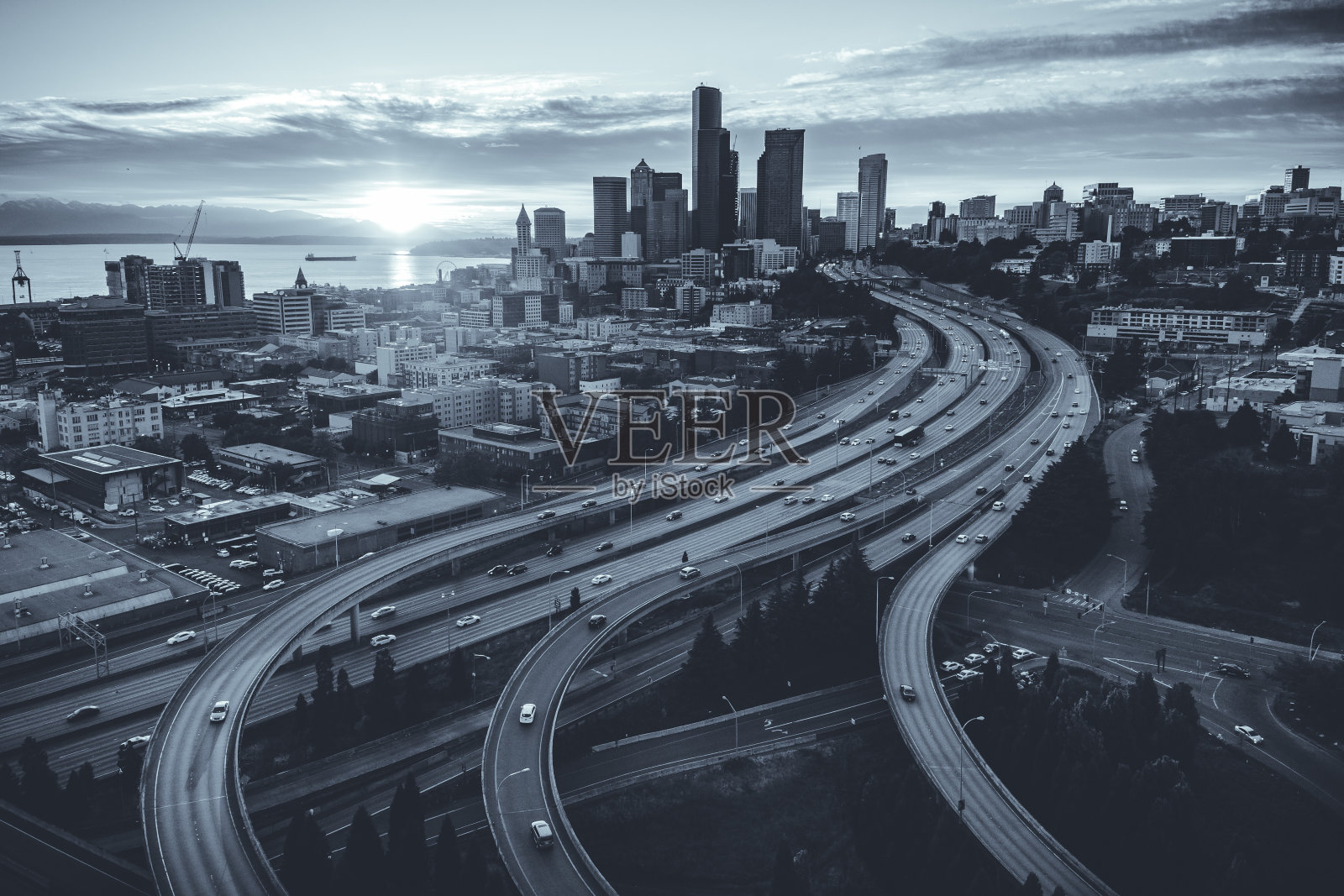 西雅图，华盛顿滨水城市天际线与交叉高速公路照片摄影图片