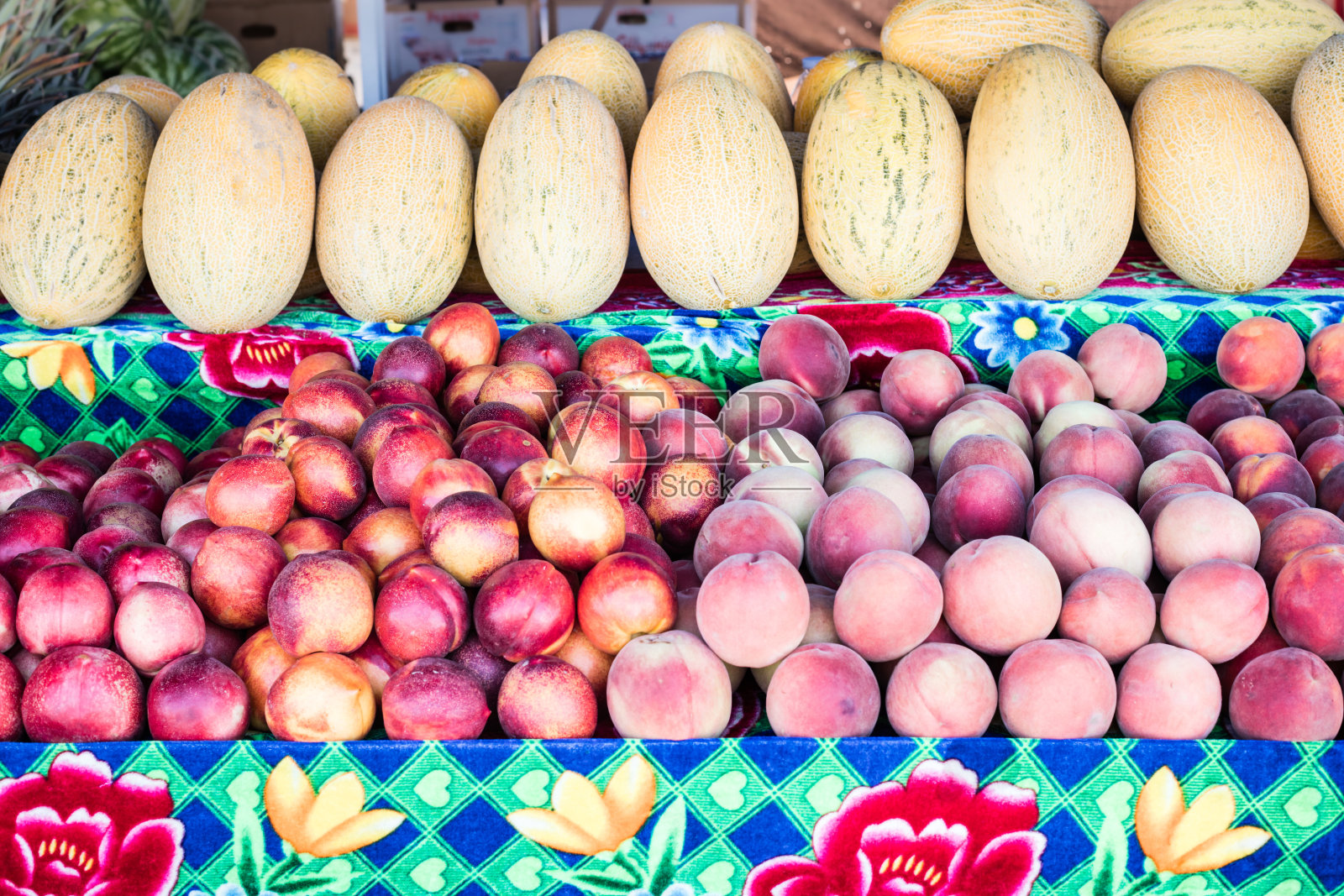 五颜六色的水果陈列有瓜、油桃和桃子照片摄影图片