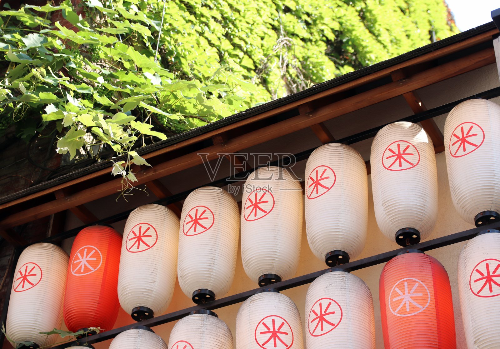 日本花园里的亚洲灯笼照片摄影图片