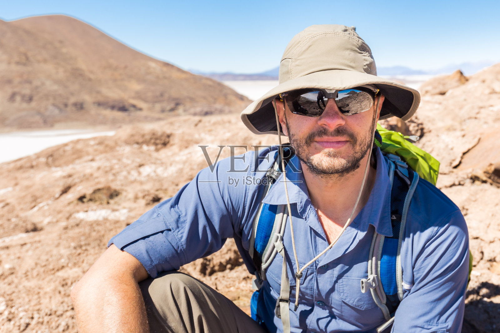 玻利维亚乌尤尼Salar De Uyuni山男子旅游肖像。照片摄影图片