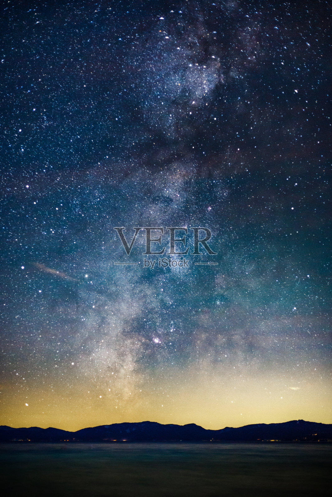 太浩湖上的星空和银河照片摄影图片