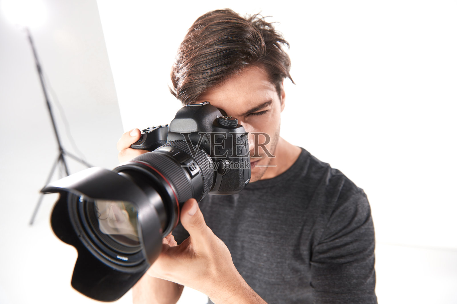 一个男人正在用相机拍照照片摄影图片
