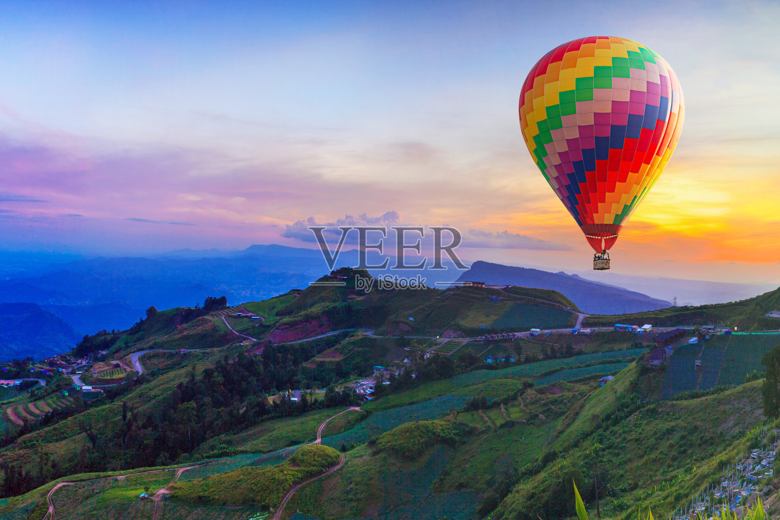 美丽的山上的热气球照片摄影图片