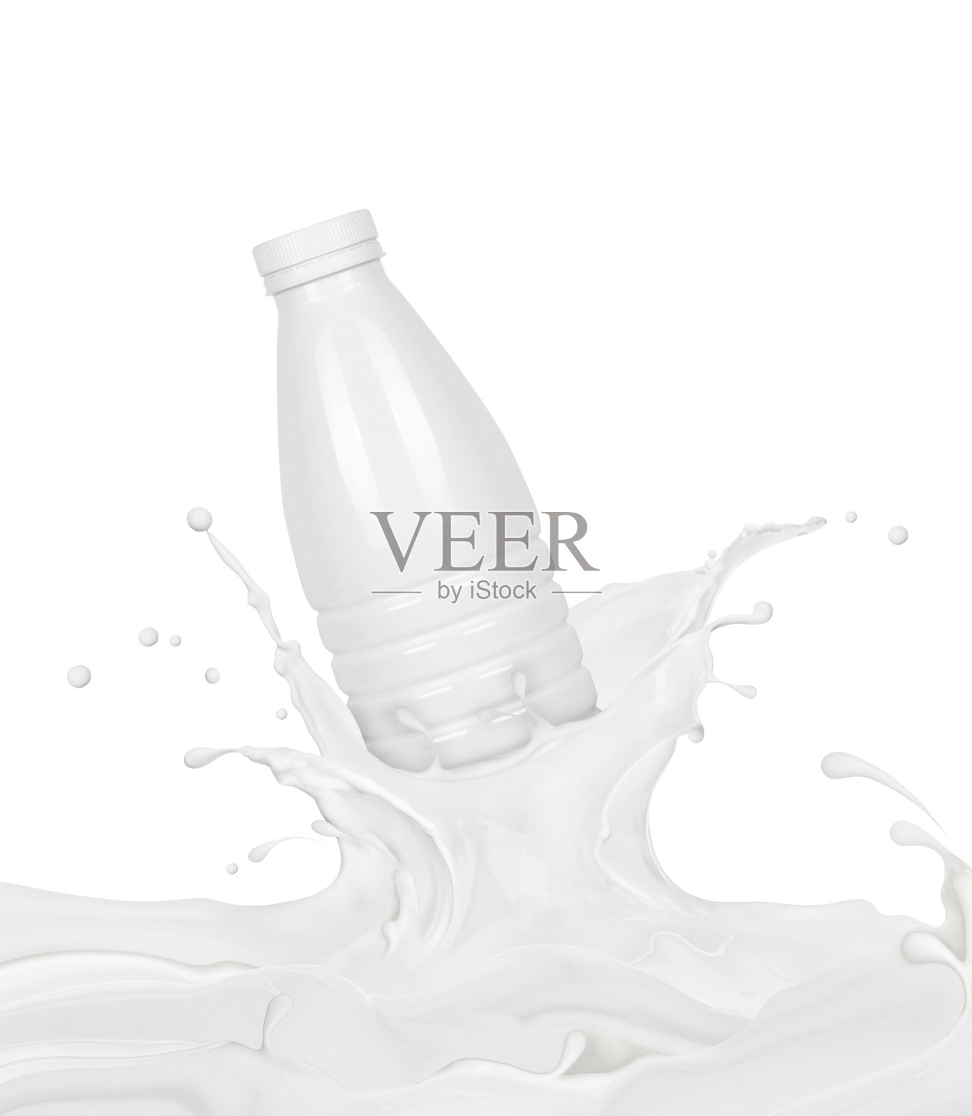 在白色背景上，塑料瓶淹没在牛奶的溅沫中照片摄影图片