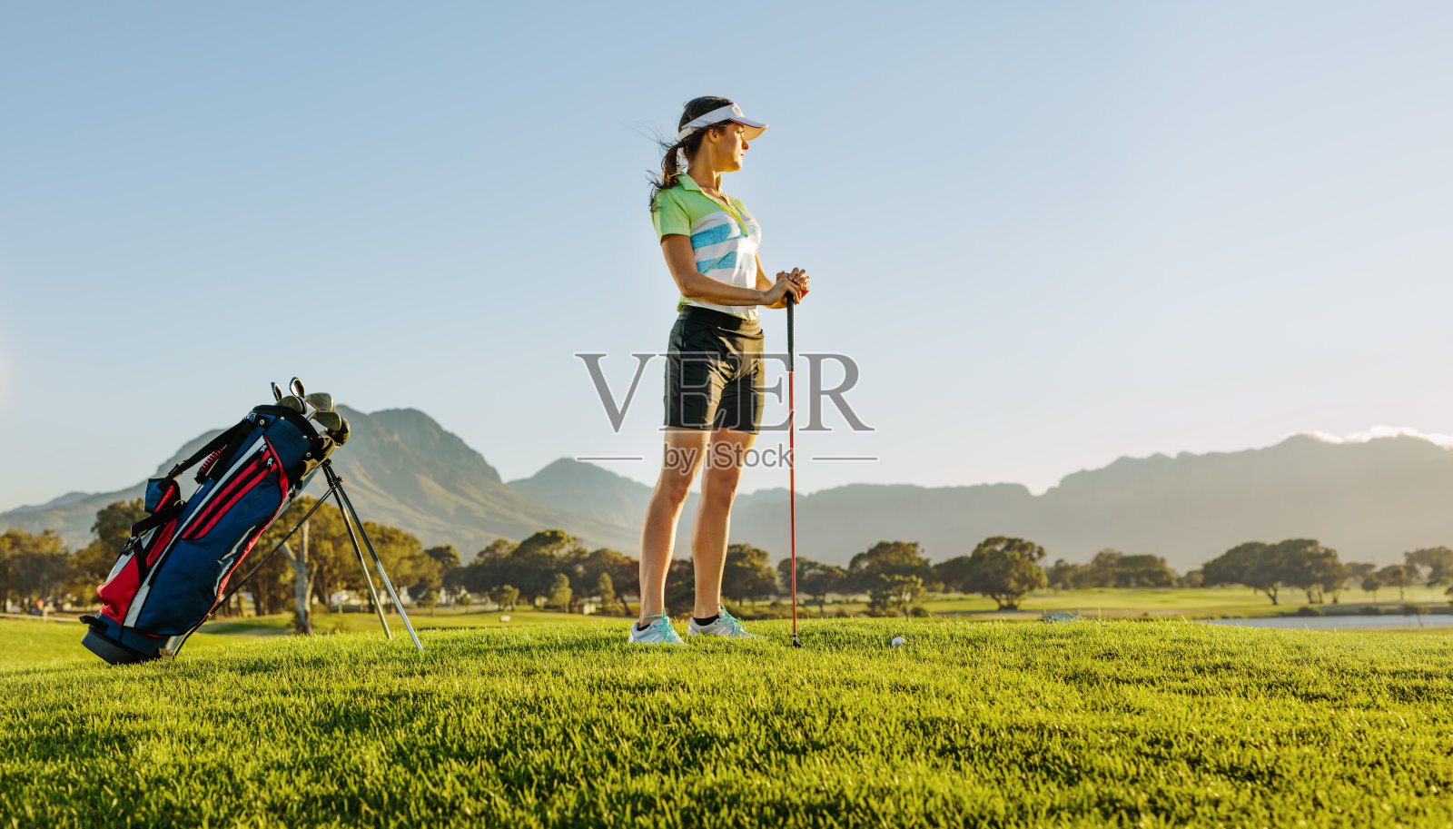 女高尔夫球手在高尔夫球场上等待开球照片摄影图片