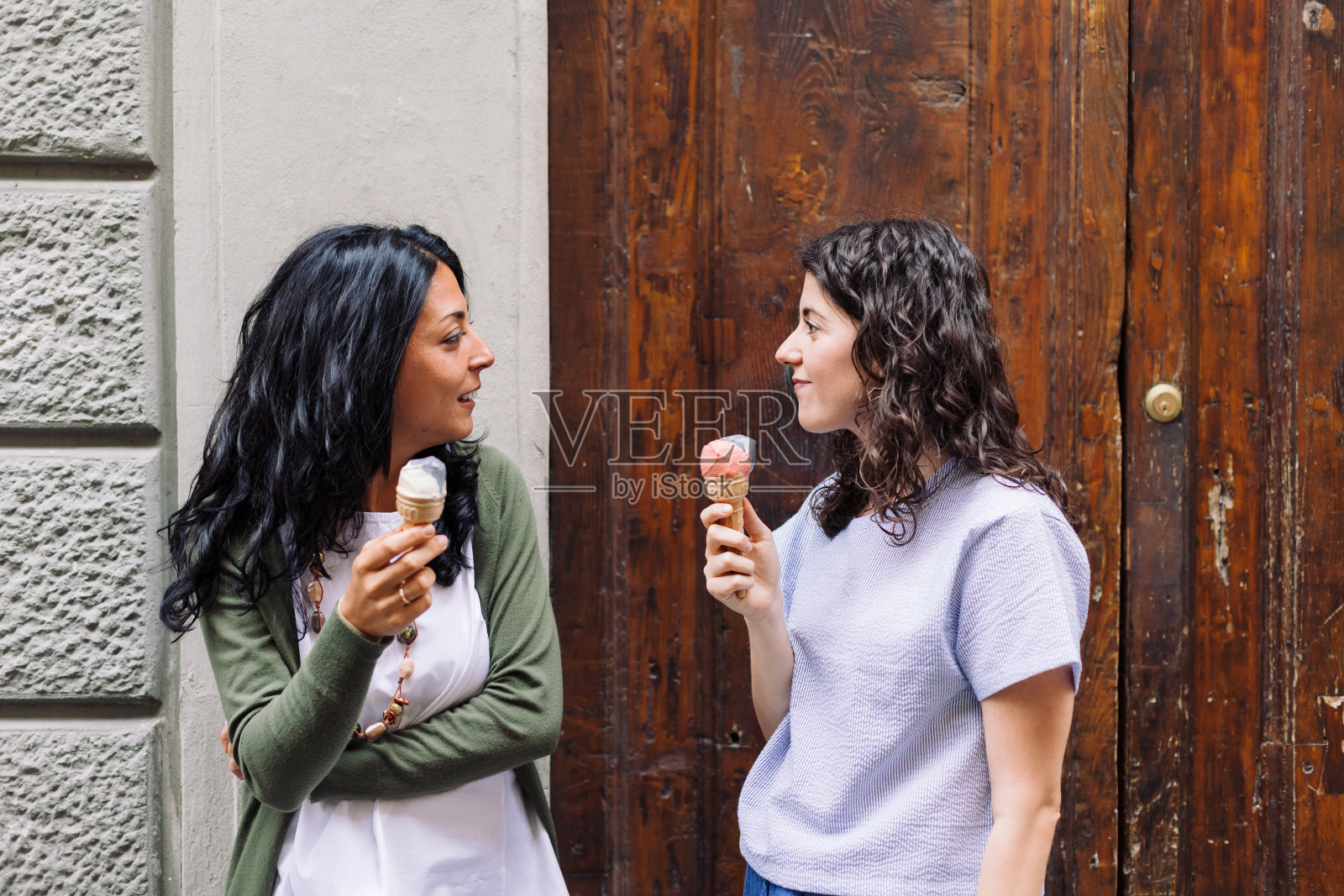 两个女性朋友在夏天一起吃冰淇淋照片摄影图片
