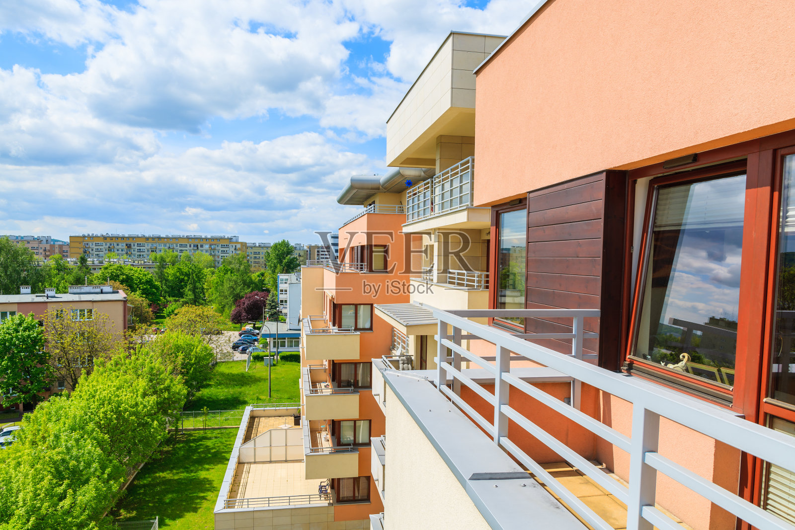 从波兰克拉科夫市的露台上看五颜六色的公寓照片摄影图片
