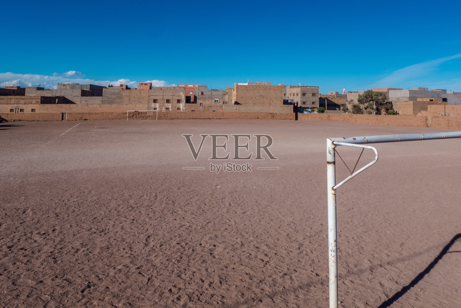 一个摩洛哥城市郊区的空旷足球场。照片摄影图片