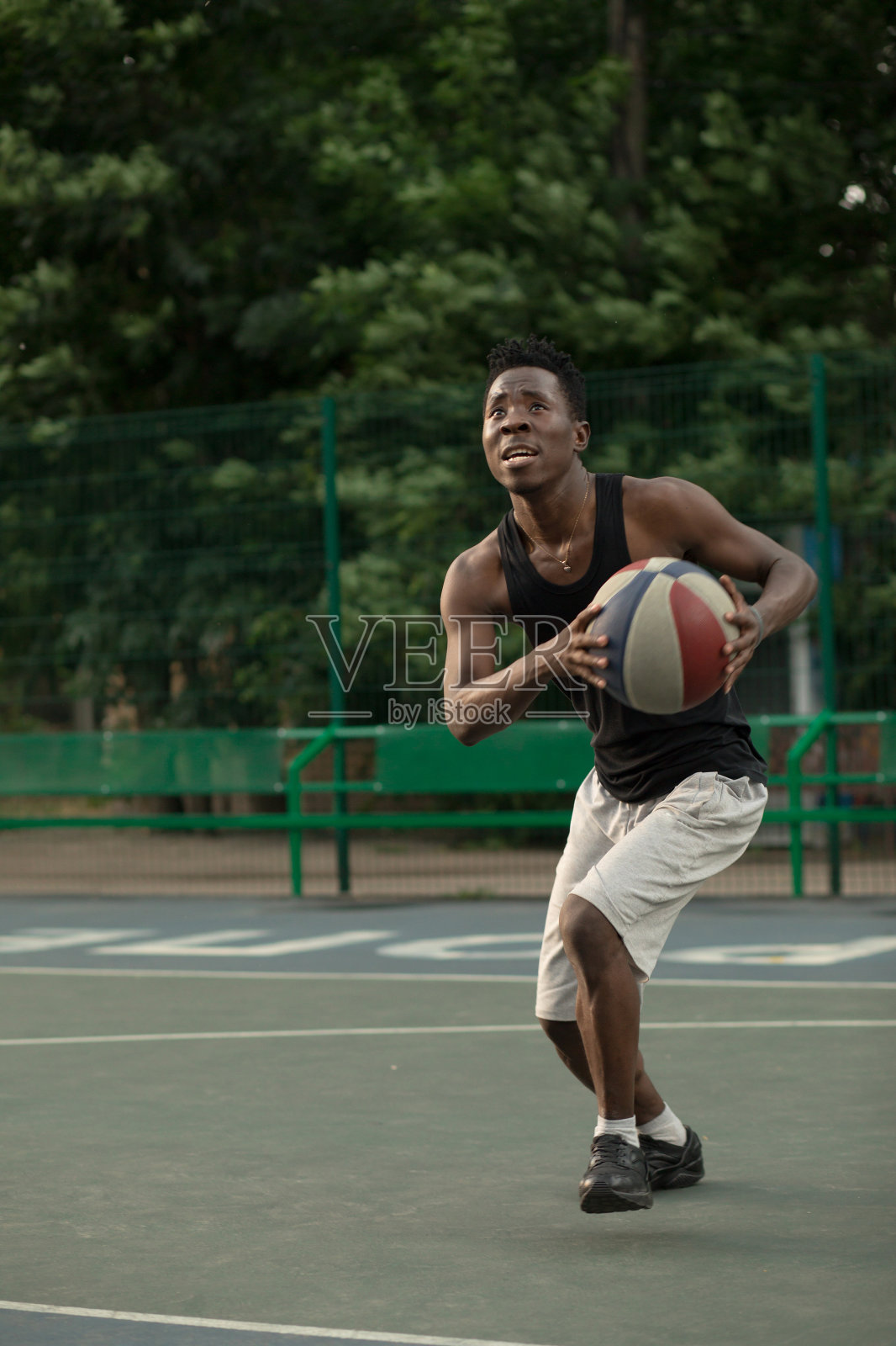 非裔美国人在街头篮球场打球。真实和真实的活动。照片摄影图片