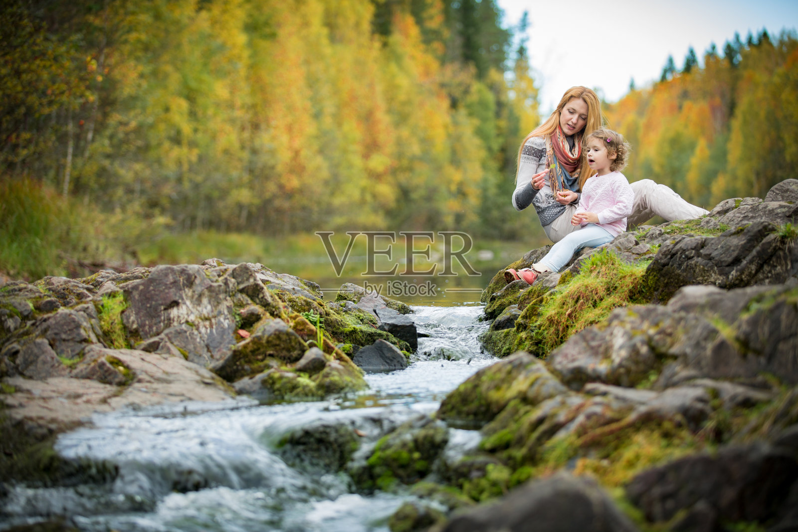 可爱的小女孩和妈妈在秋天的森林里照片摄影图片