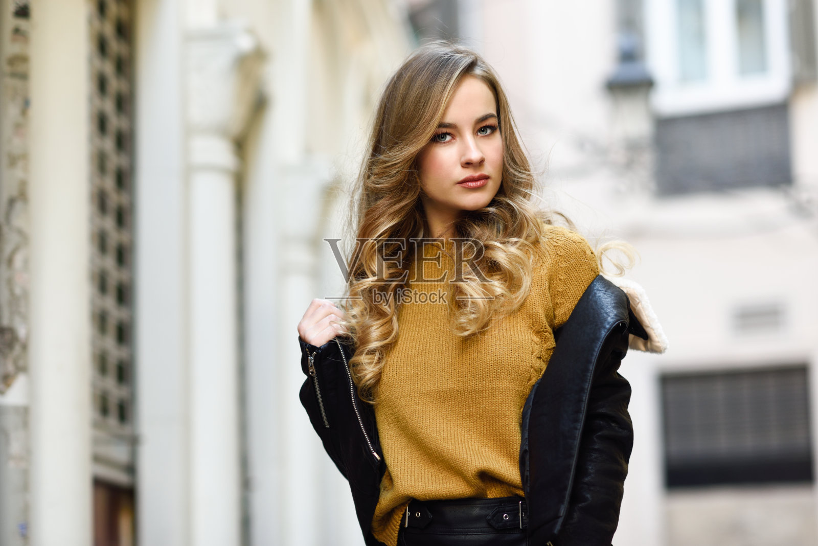 美丽的金发俄罗斯女人在城市的背景照片摄影图片