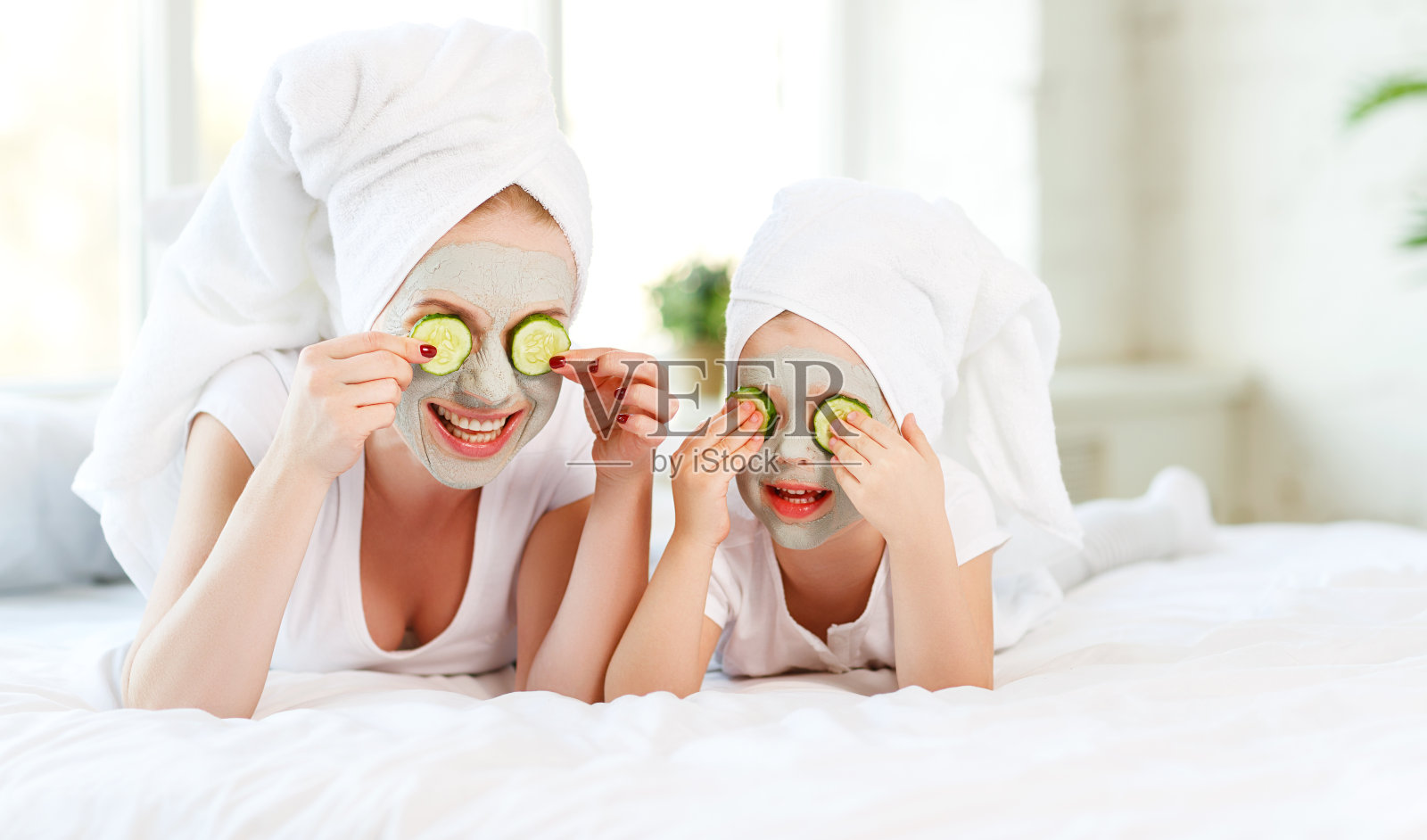 幸福家庭母亲和孩子女儿做面膜面膜照片摄影图片