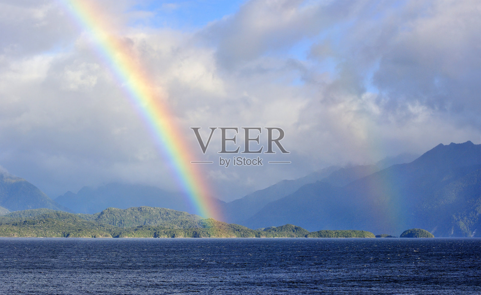 新西兰的海岸线和彩虹照片摄影图片