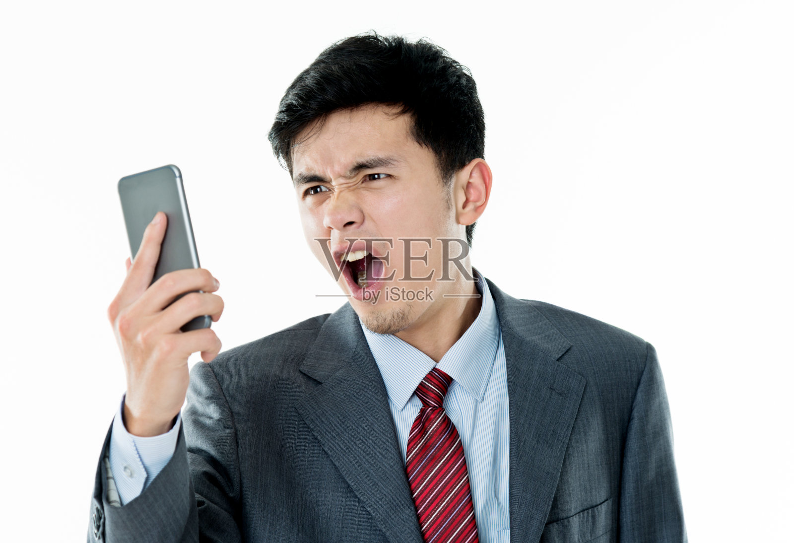 愤怒的商人在白色背景下拿着手机照片摄影图片