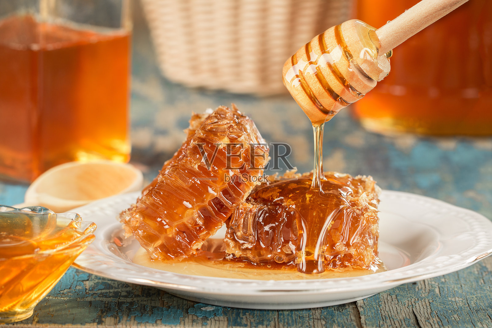 甜美的蜂窝和木质蜂蜜滴照片摄影图片