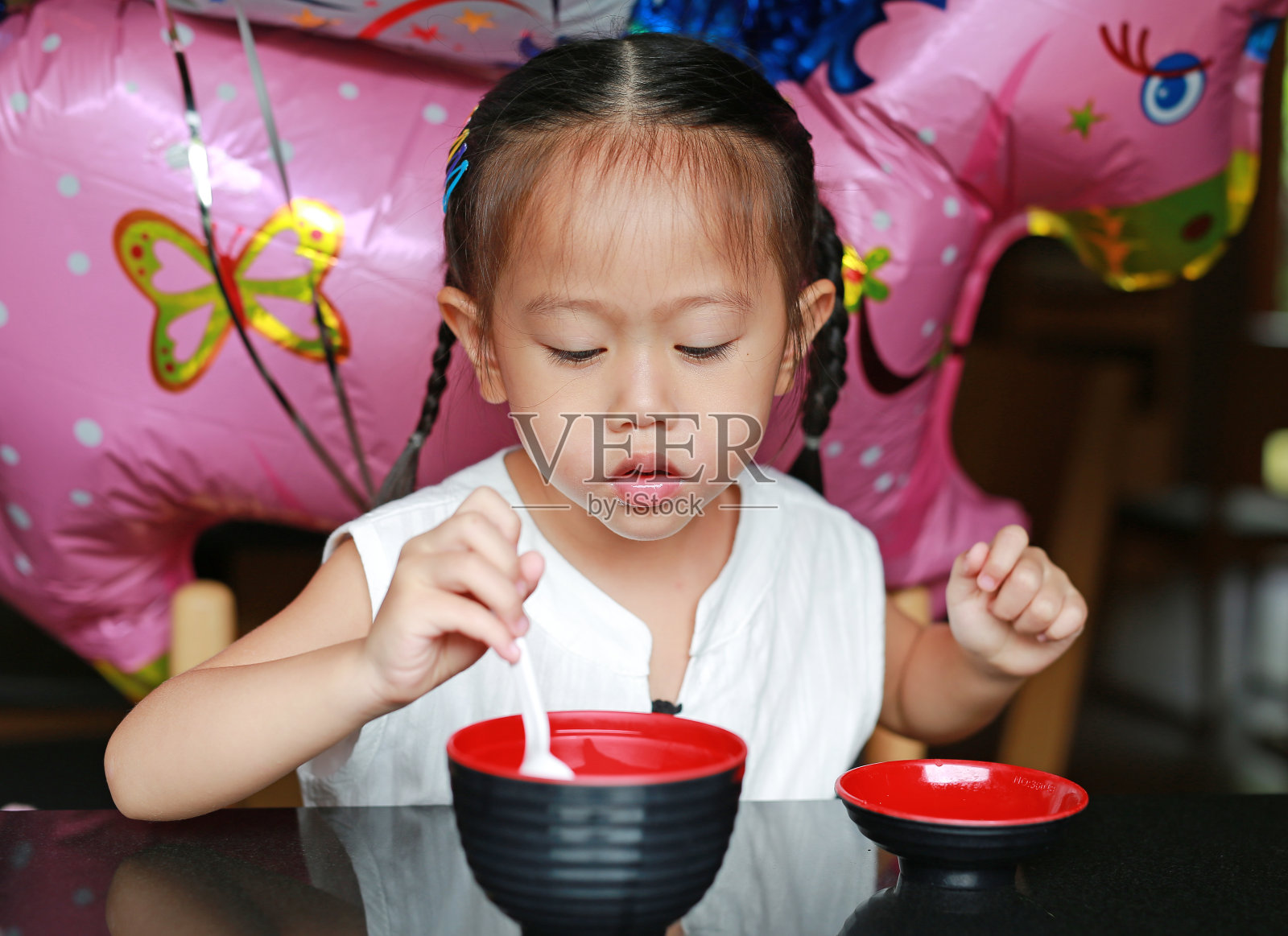 亚洲女孩喜欢在日本餐厅吃味噌汤。照片摄影图片