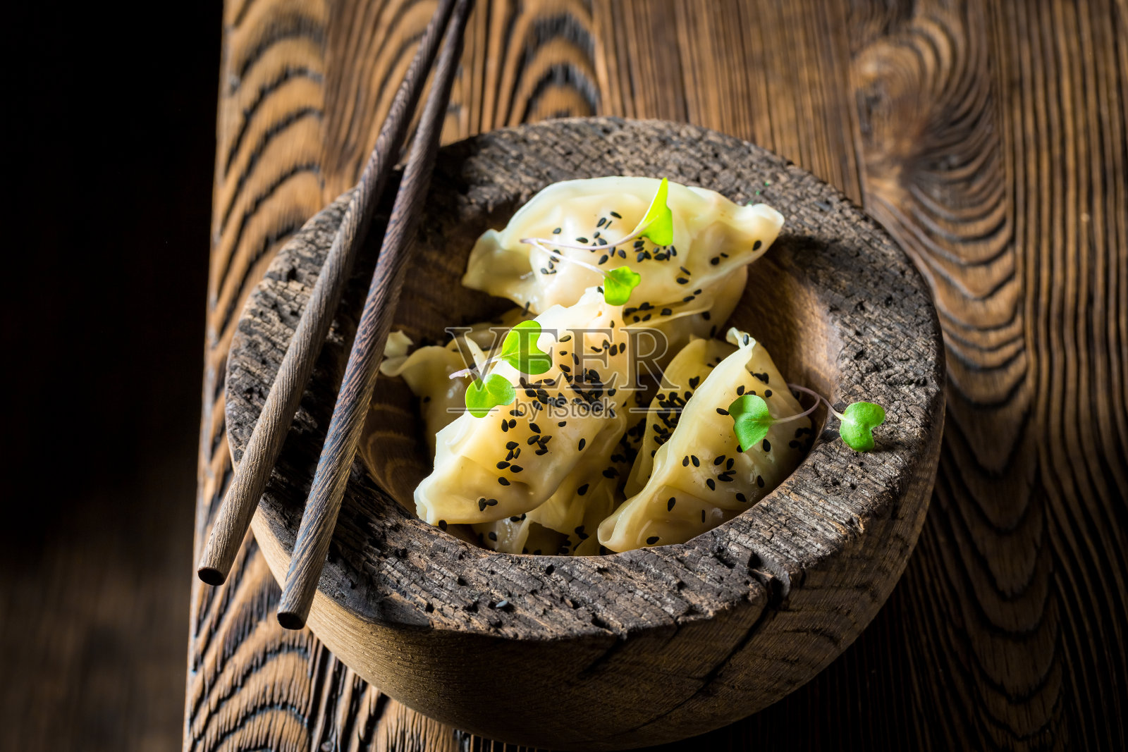 中国饺子在木碗的特写照片摄影图片