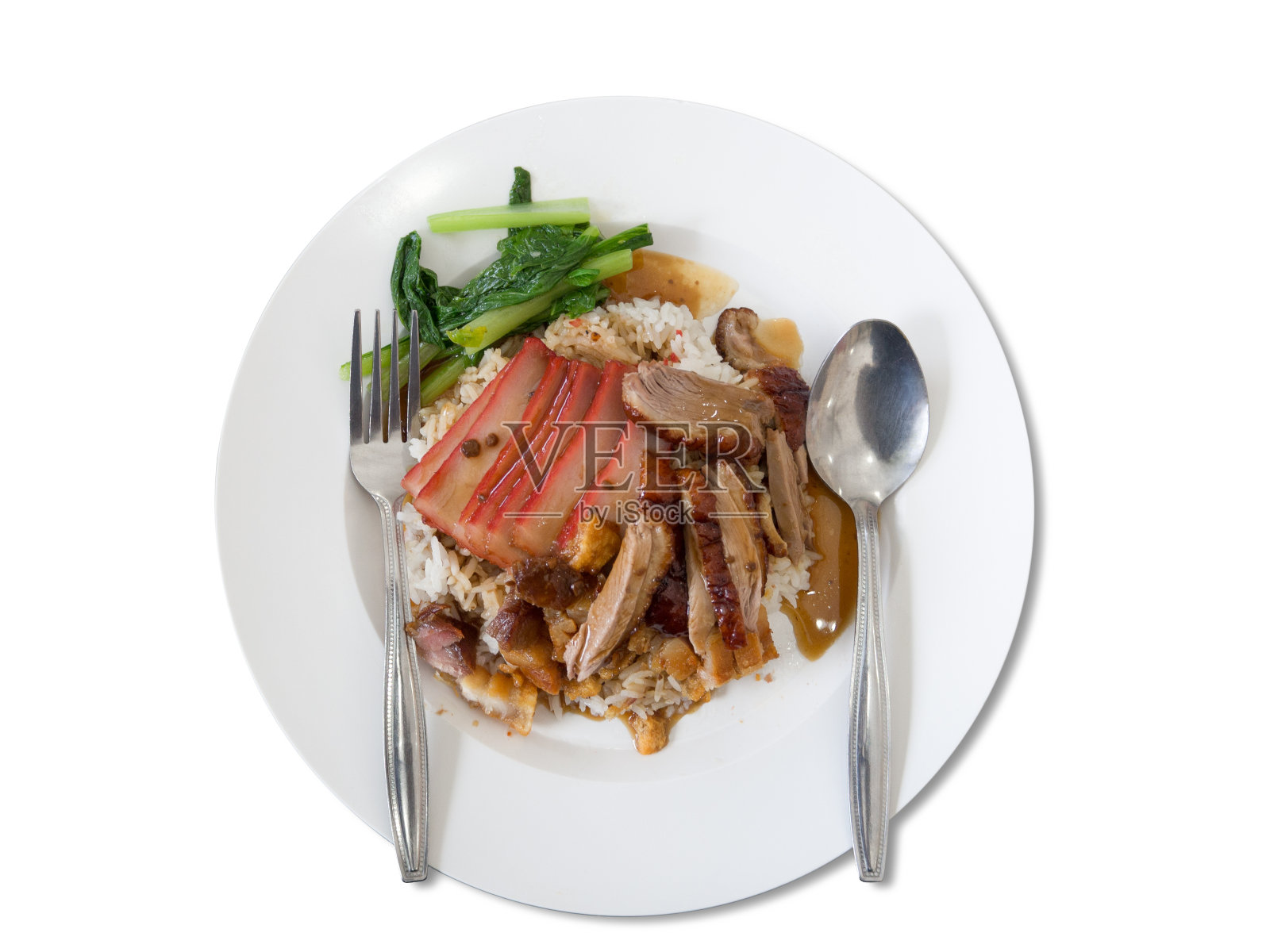 泰国/中国的烤鸭，红猪肉和香脆猪肉配茉莉花饭，用塑料白碟烫白菜。(隔离)照片摄影图片
