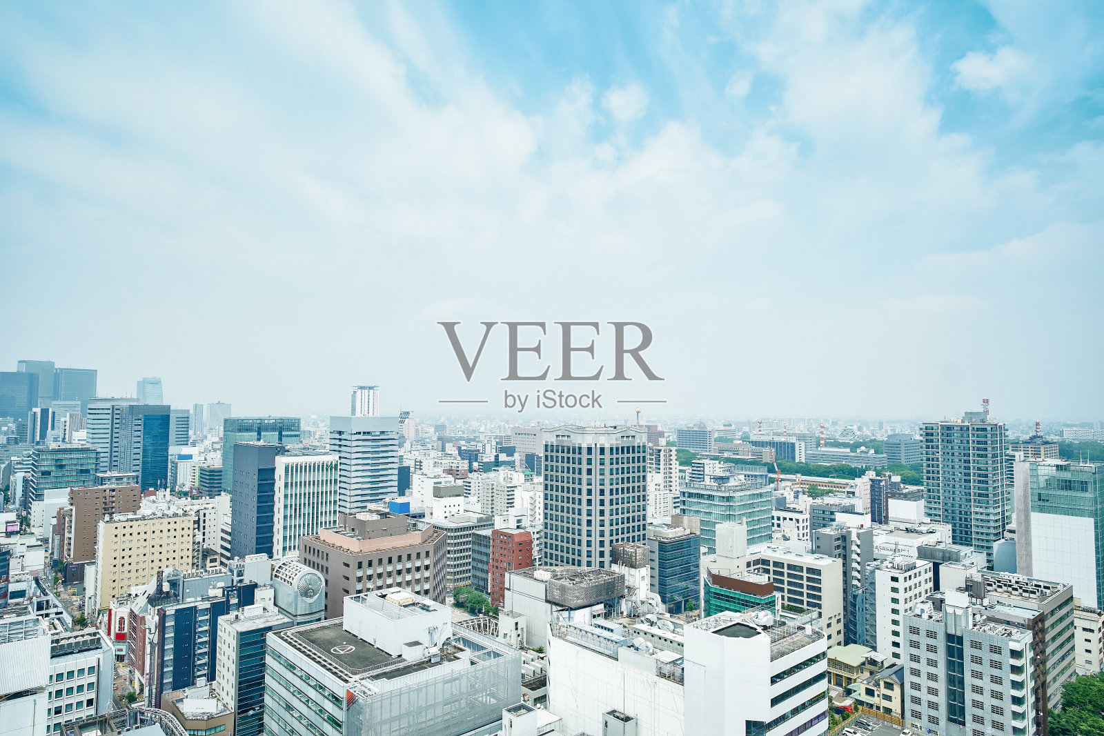 日本名古屋电视塔上的螺旋塔和米德兰广场鸟瞰现代城市全景照片摄影图片