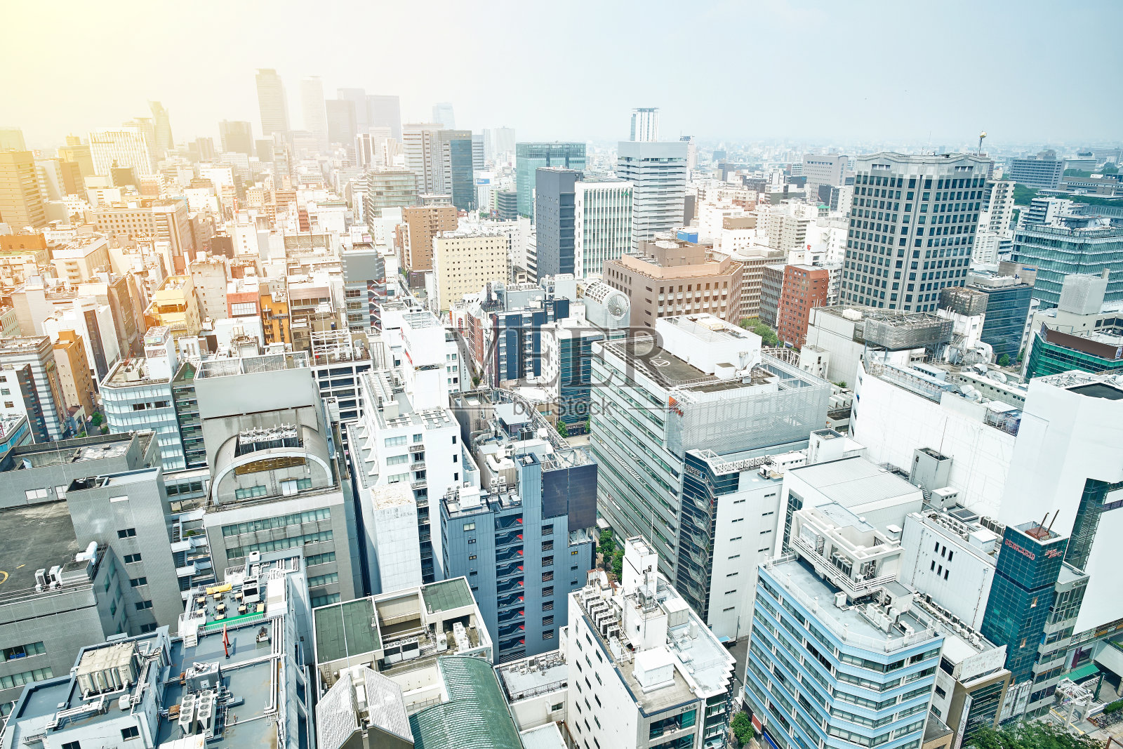 日本名古屋电视塔上的螺旋塔和米德兰广场鸟瞰现代城市全景照片摄影图片