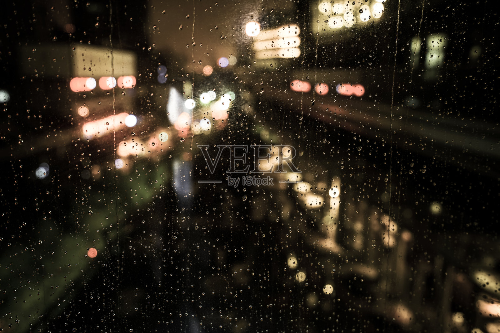 雨滴落在窗户上照片摄影图片