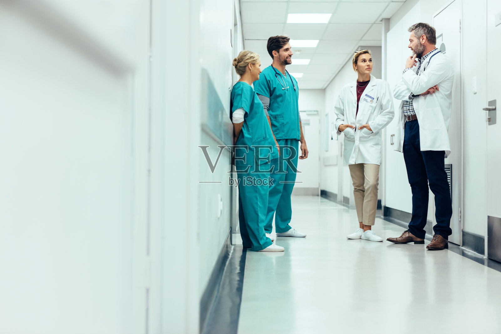 一组医生在医院走廊里讨论照片摄影图片