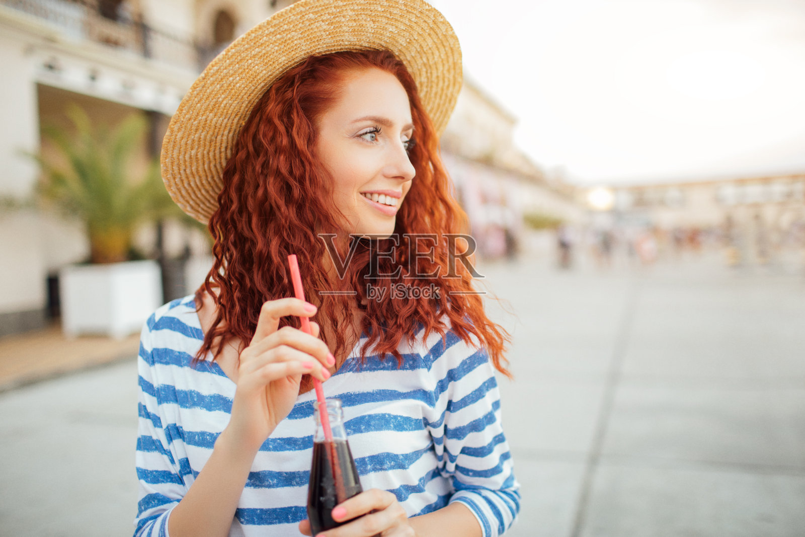 年轻优雅的女性喝可乐照片摄影图片