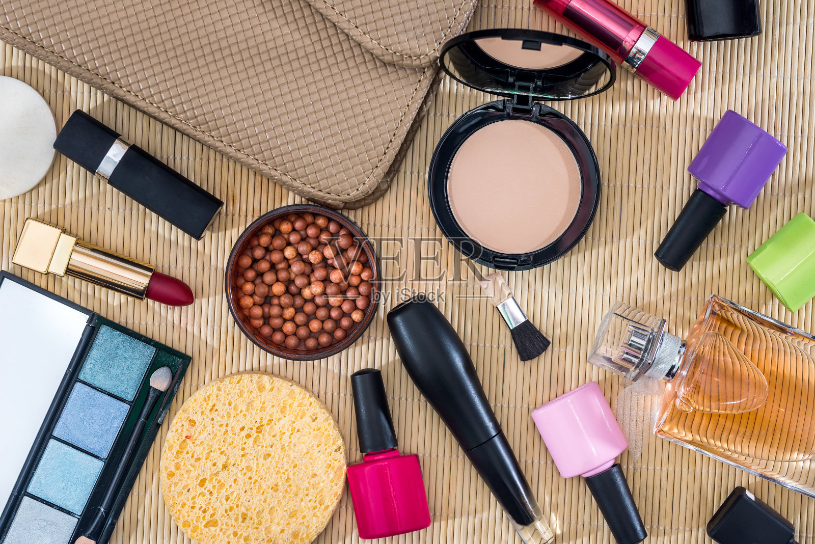 许多色彩缤纷的女性化妆工具，适合专业化妆照片摄影图片
