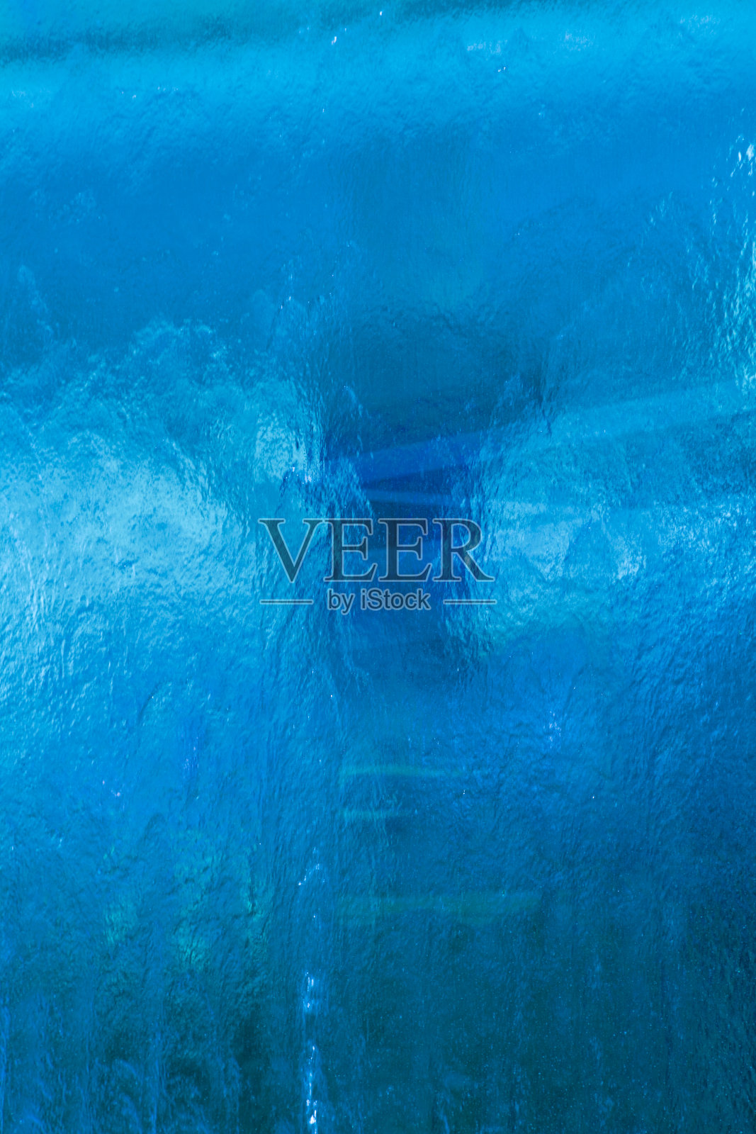 蓝色水滴在玻璃纹理背景不透明的磨砂窗花图案抽象表面宏观接近优雅的设计元素照片摄影图片