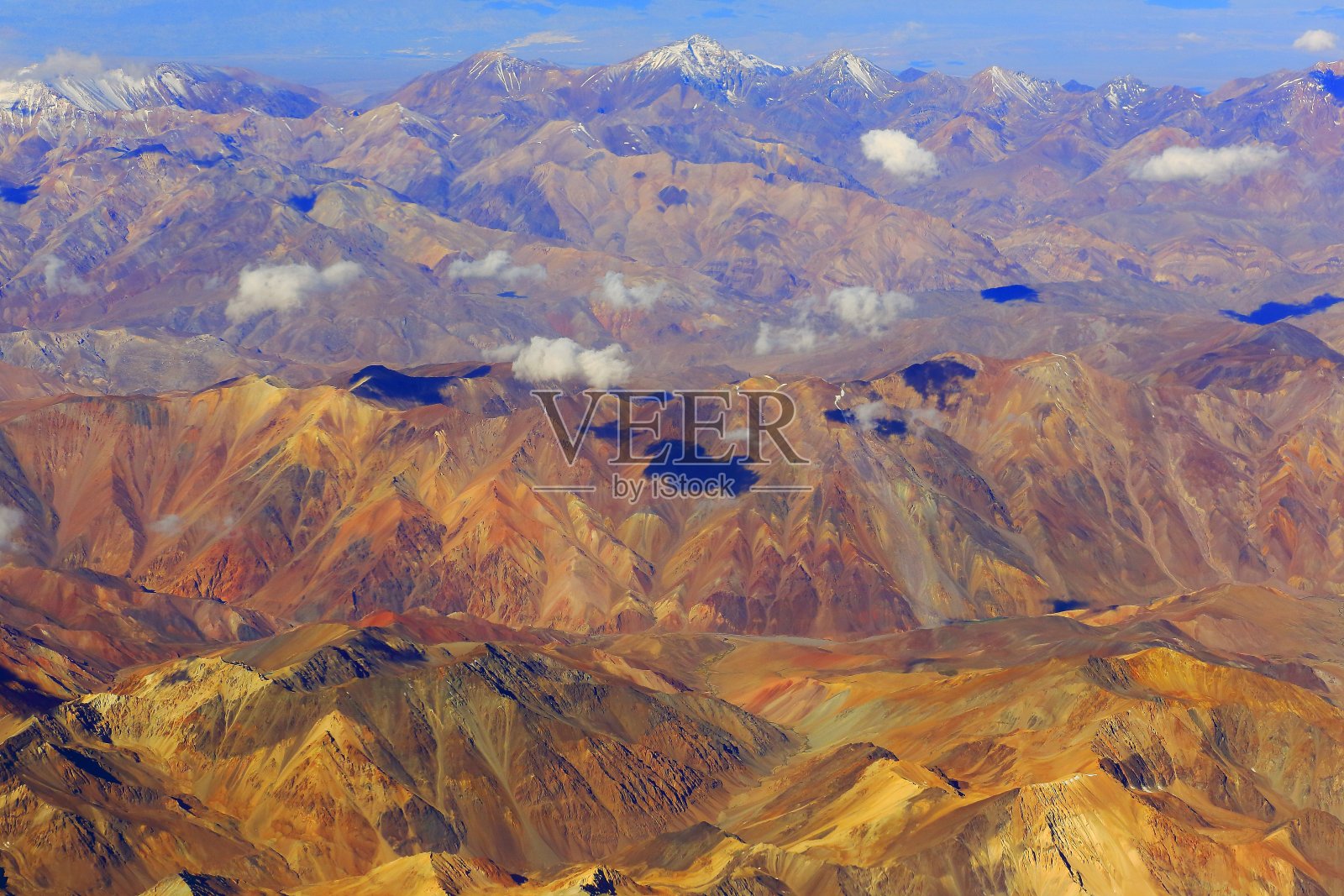 阿塔卡马沙漠-智利，阿根廷和玻利维亚安第斯山脉鸟瞰图-上面戏剧性的白雪皑皑的彩色风景，异国情调的火山和田园般的阿塔卡马沙漠，火山景观全景-智利，玻利维亚和阿根廷边境照片摄影图片