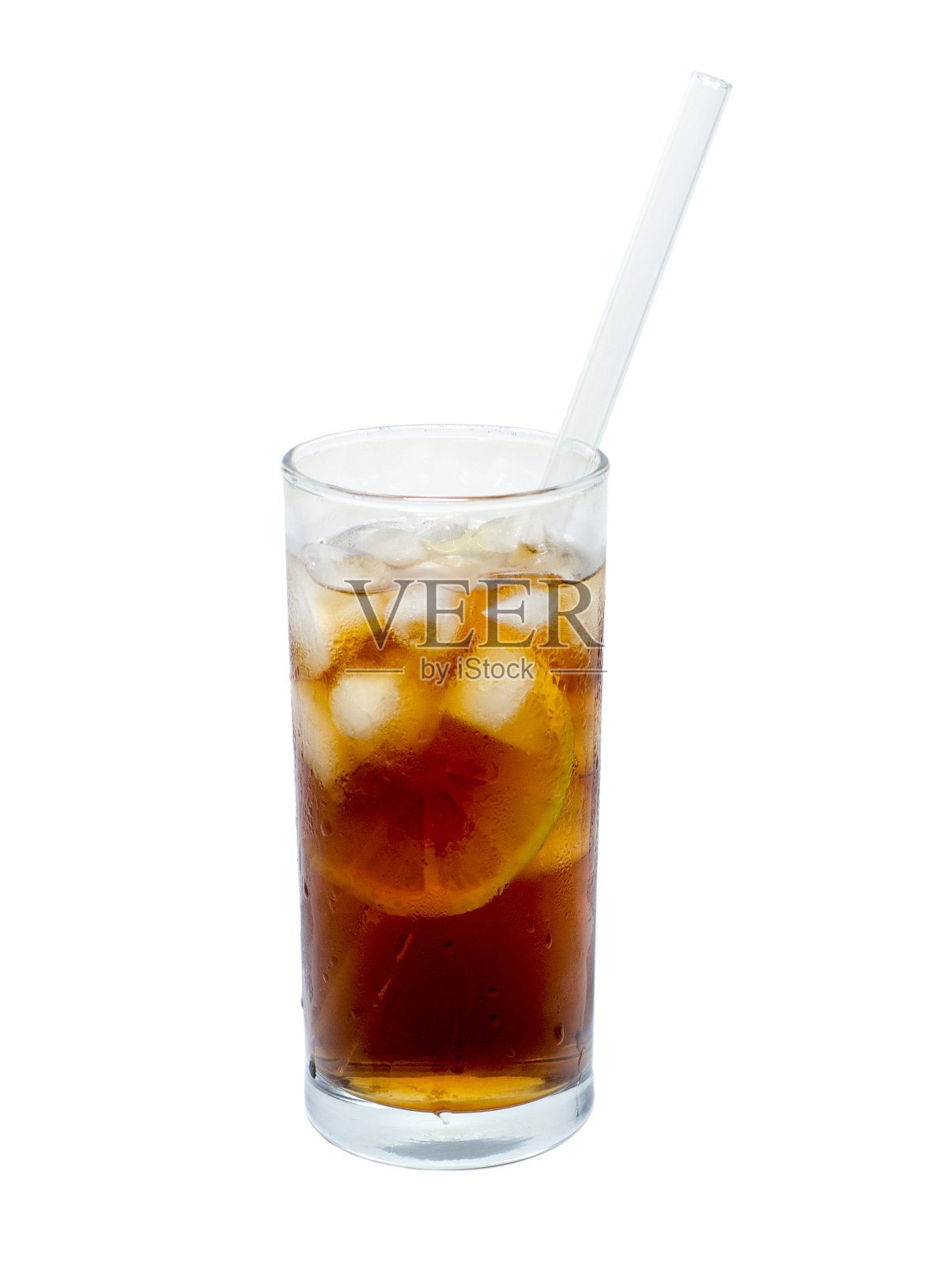 单独的一杯鸡尾酒或茶与玻璃杯饮用吸管，冰和柠檬。对象,饮料。照片摄影图片