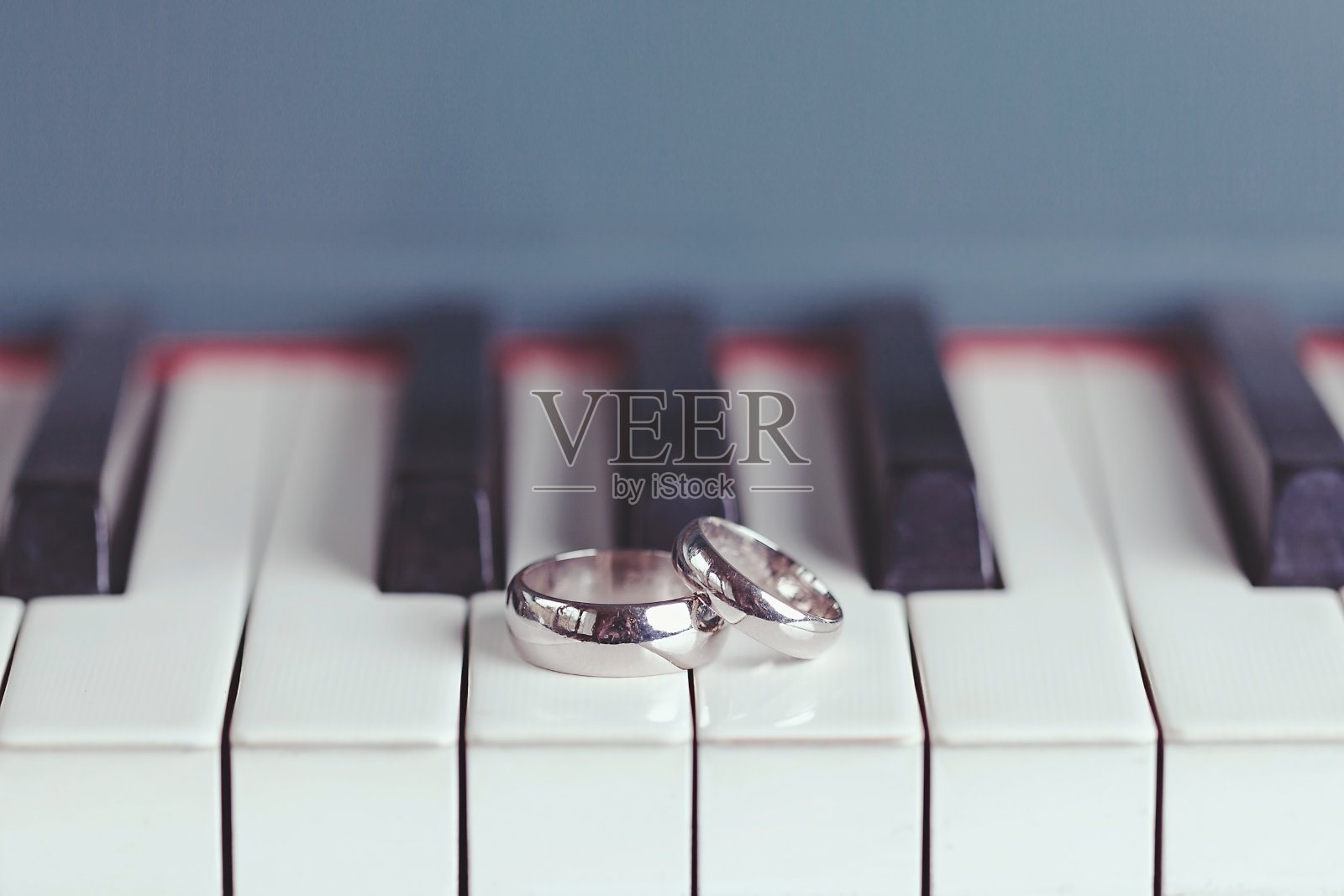 结婚戒指和钢琴照片摄影图片