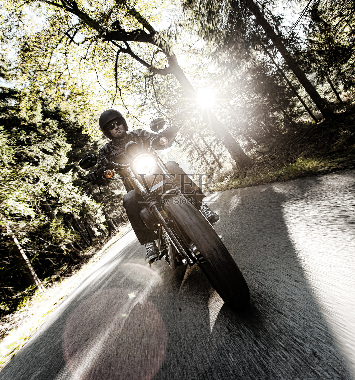 一个大功率摩托车的特写照片摄影图片