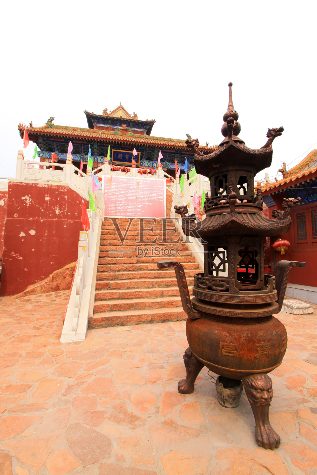 中国一座寺庙中的宗教建筑景观照片摄影图片