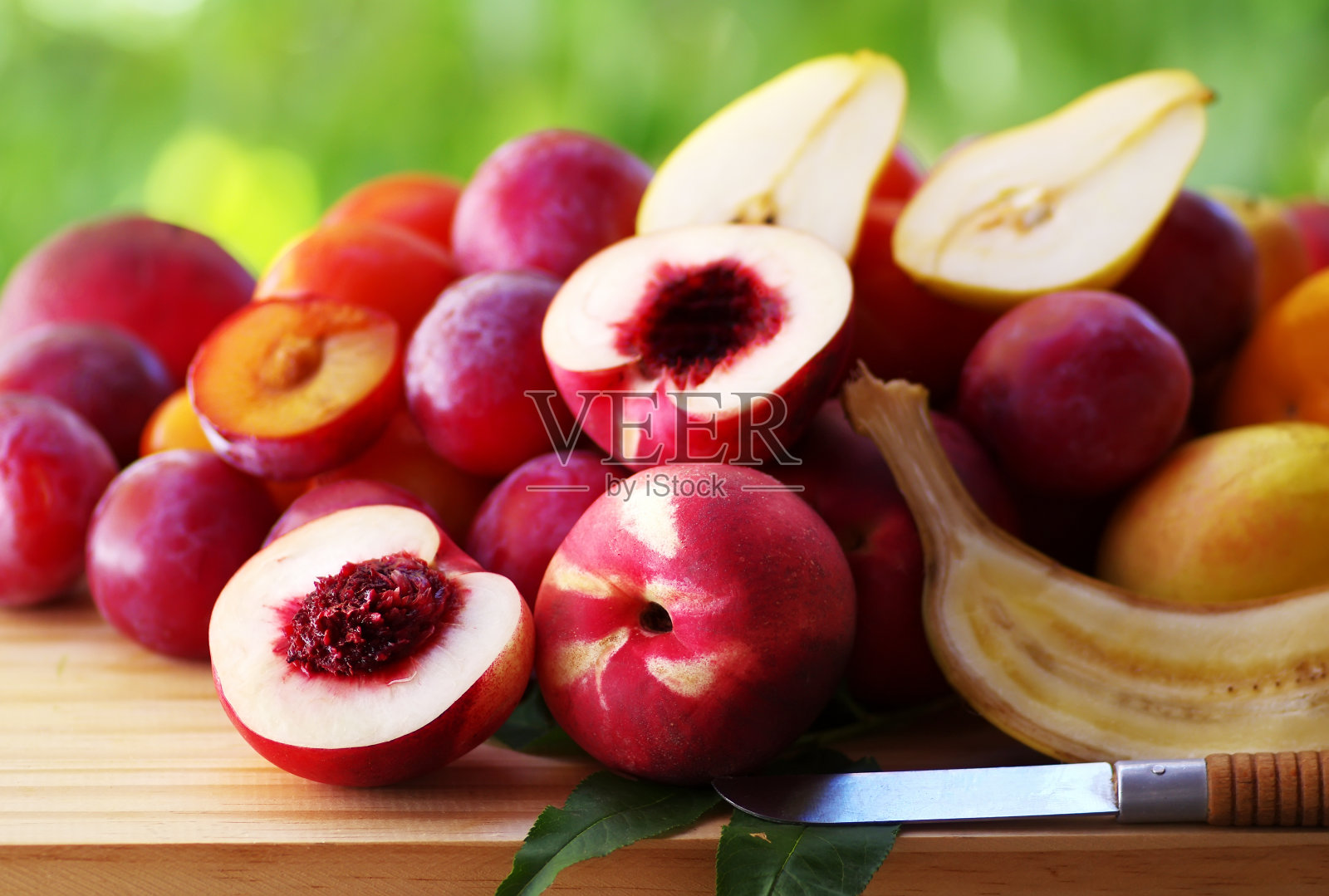 桌上放着成熟的桃子、油桃和李子照片摄影图片