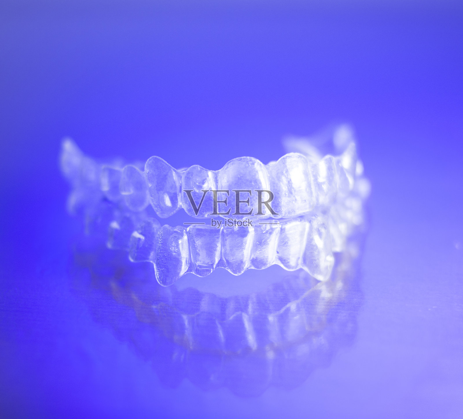隐形牙齿牙齿固位器用于矫正患者的每颗牙齿。照片摄影图片