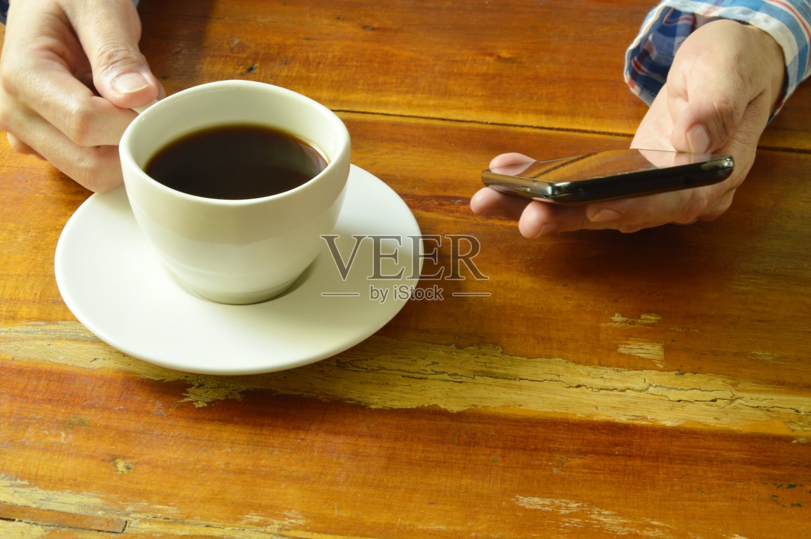 喝黑咖啡的时候用手机照片摄影图片