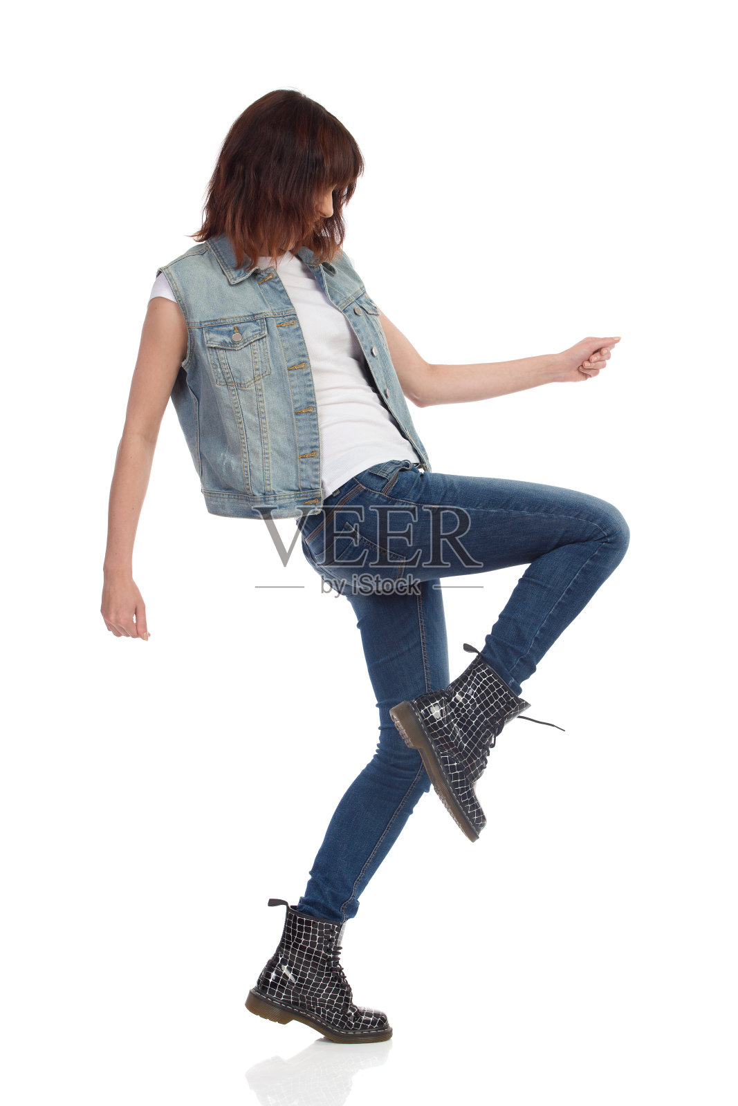 摇滚女孩用一条腿站着跳舞照片摄影图片