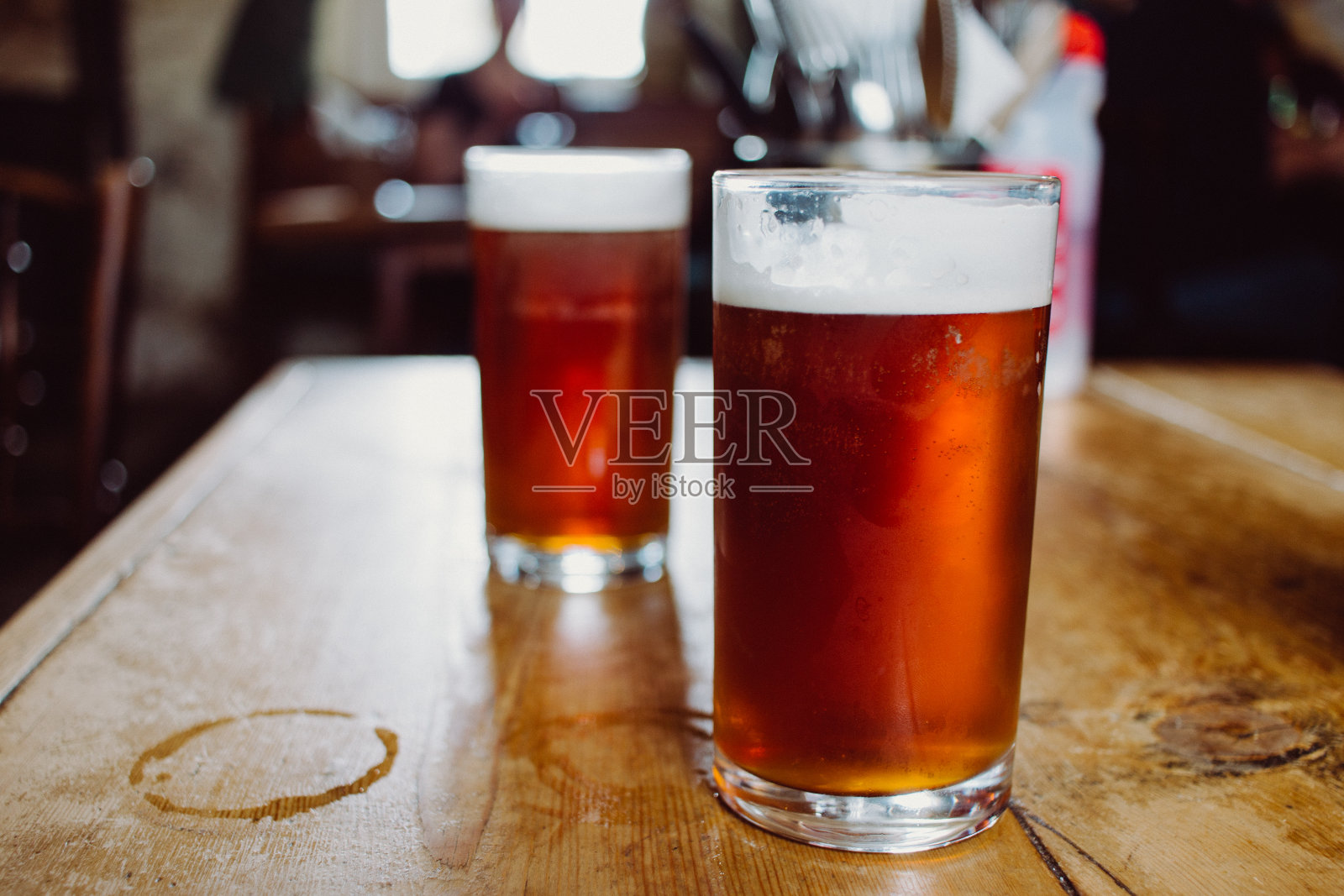 英国一家酒吧的木桌上放着一品脱英国淡啤酒照片摄影图片