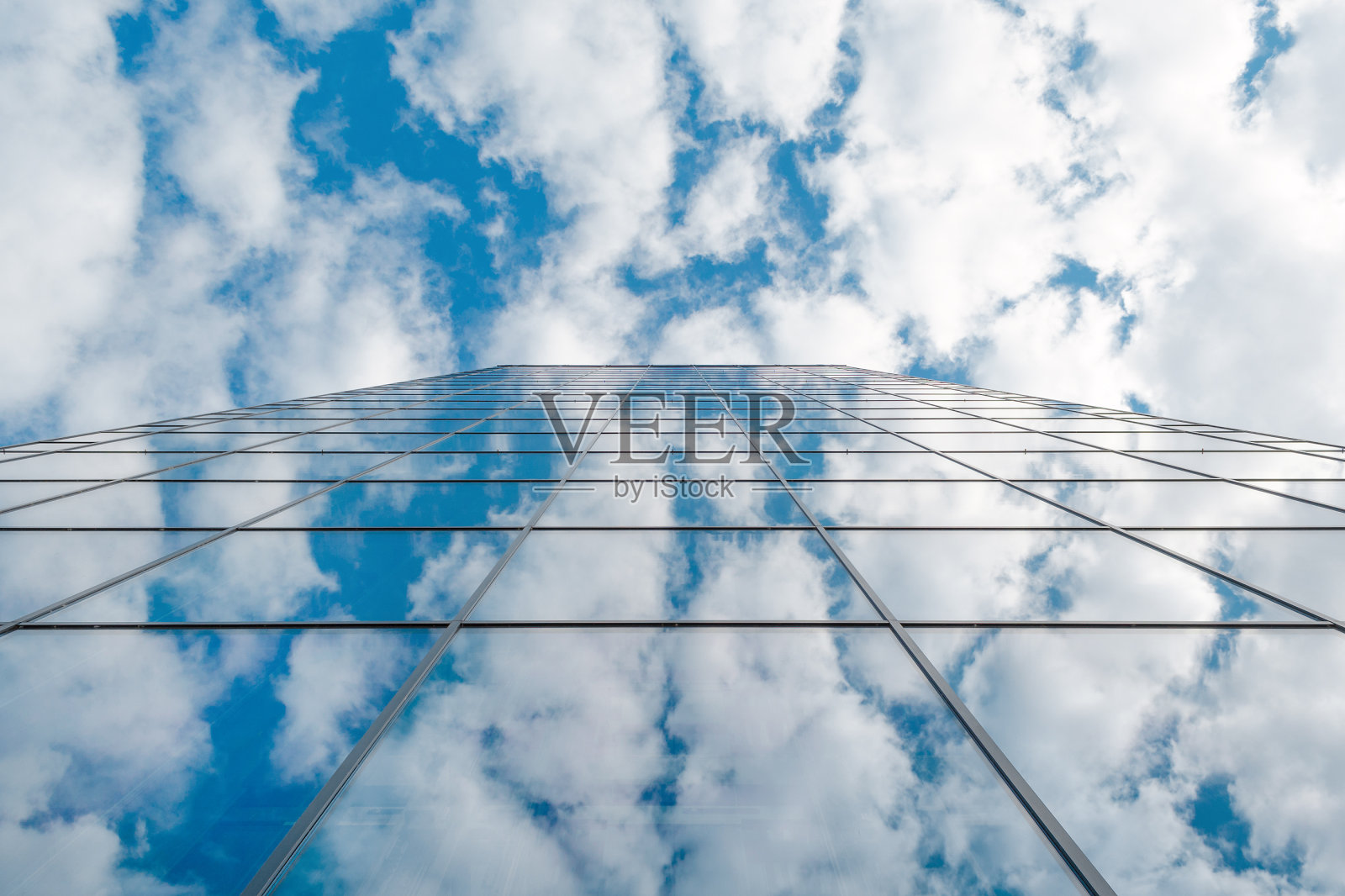 现代商业高楼玻璃建筑和蓝天白云照片摄影图片