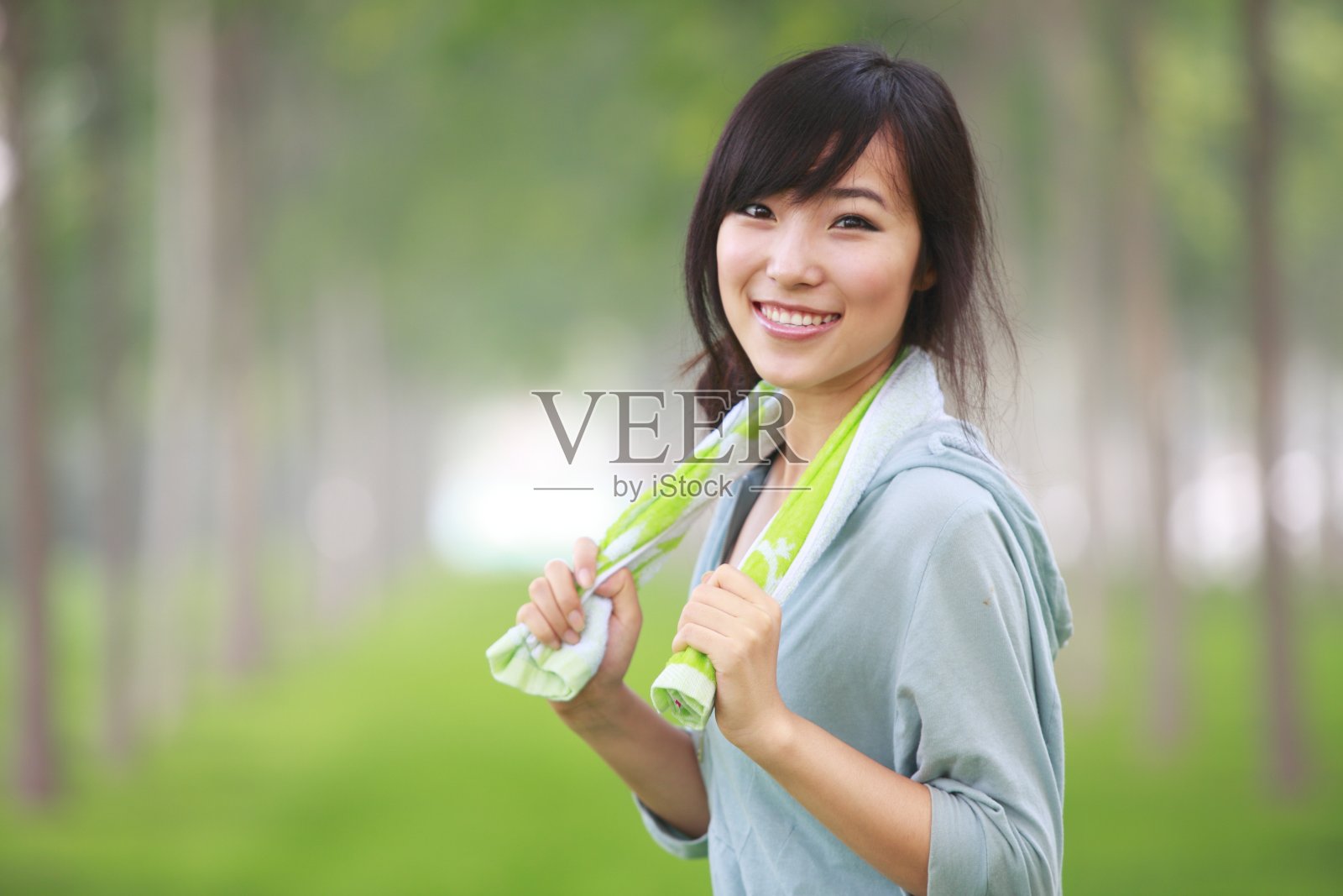 一个年轻漂亮的亚洲女人在公园里做早操照片摄影图片