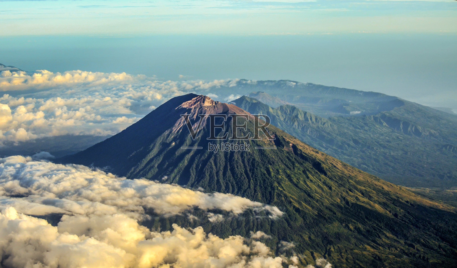 从飞机窗口看到的阿贡火山照片摄影图片