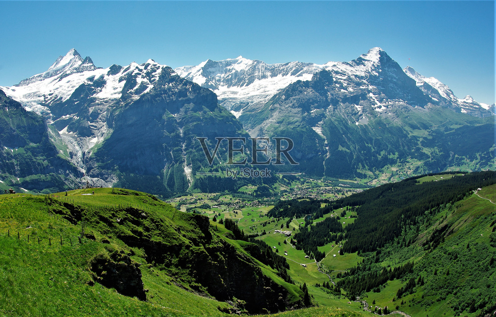 瑞士伯尔尼阿尔卑斯山脉的艾格尔、蒙克和少女——雄伟的三位一体照片摄影图片