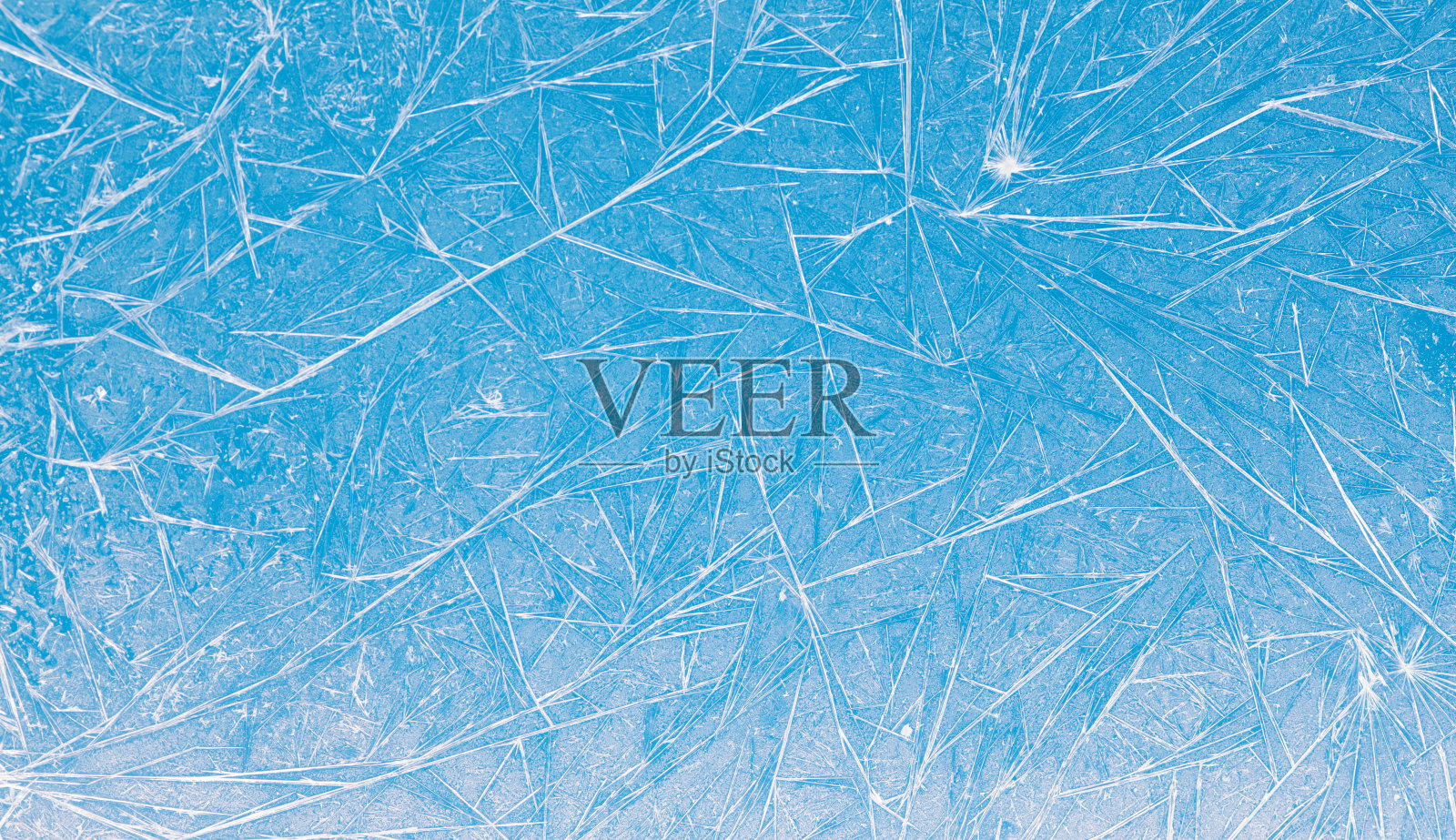 冰花冻蓝窗纹理背景。微距拍摄霜纹。寒冷的冬天天气圣诞概念。景深浅背景图片素材