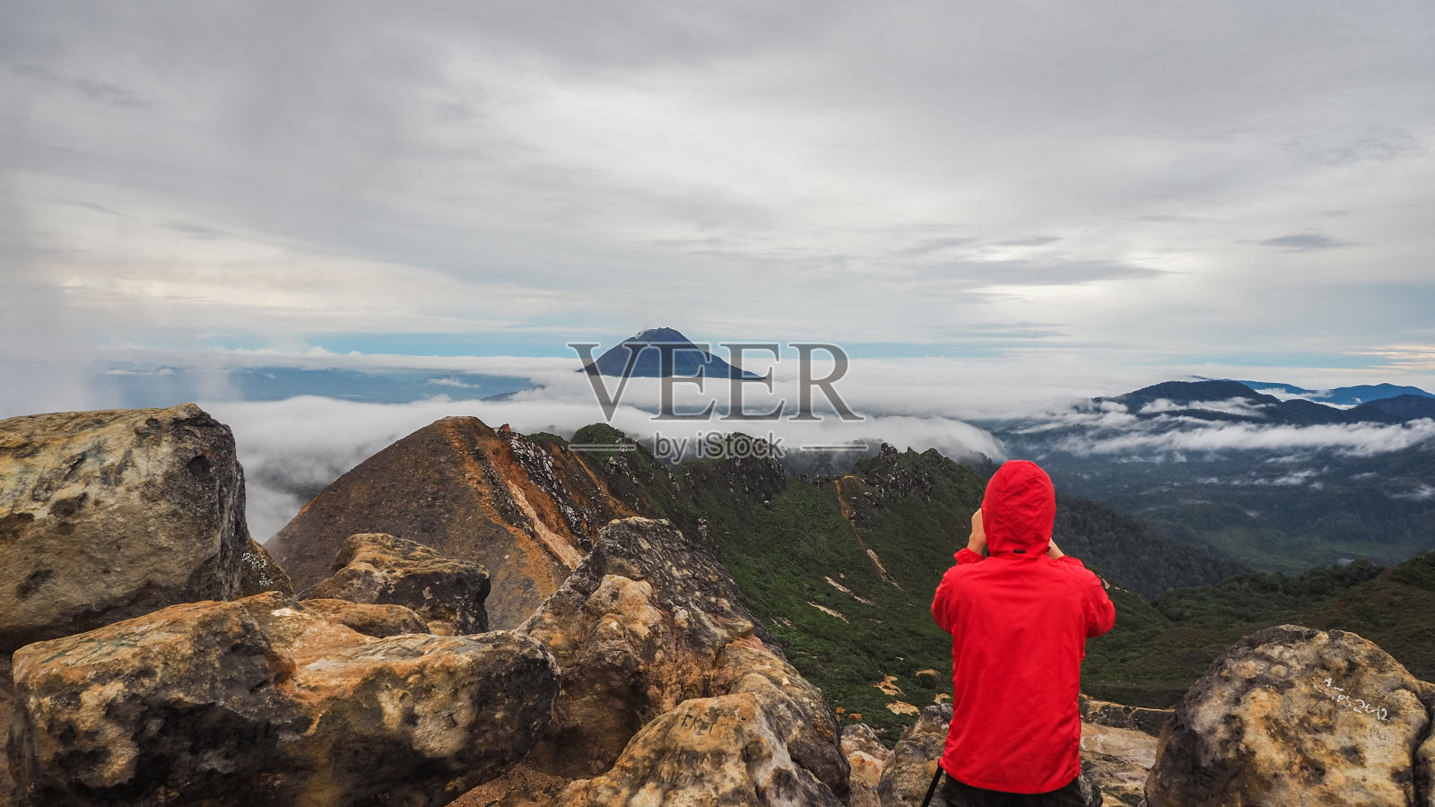 自由人站在Sibayak山顶照片摄影图片