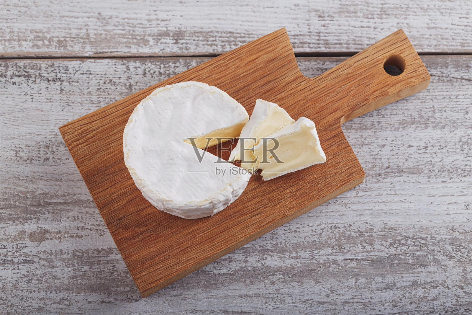 松软的法国卡门贝尔乳酪。照片摄影图片