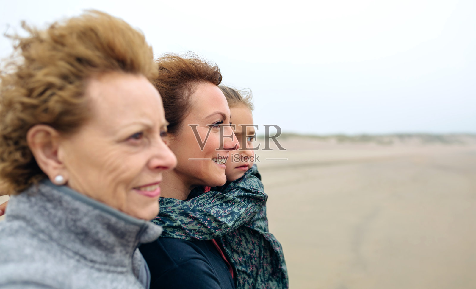 三代女性望着大海照片摄影图片